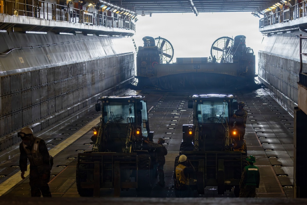 USS Essex conducts LCAC onload operations