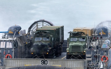 USS Essex conducts LCAC onload operations