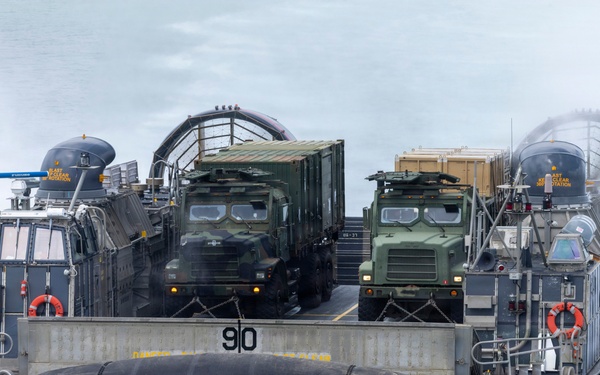 USS Essex conducts LCAC onload operations
