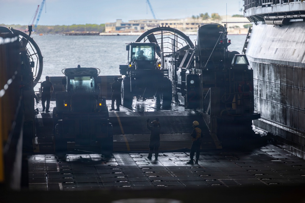 USS Essex conducts LCAC onload operations