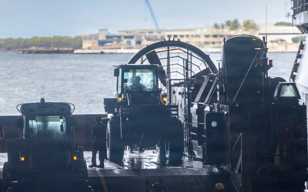 USS Essex conducts LCAC onload operations