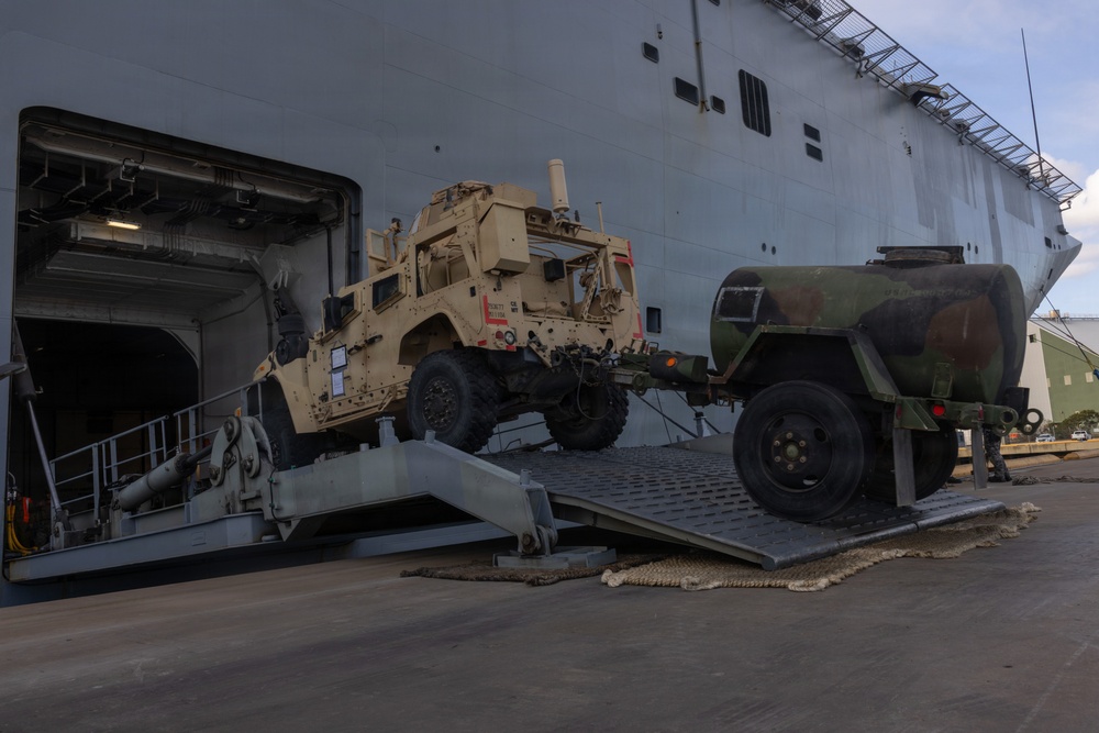 MRF-D Marines prepare to embark on HMAS Canberra