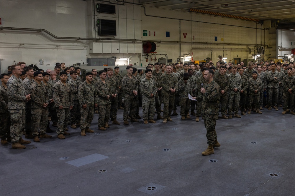 MRF-D Marines receive a welcome brief aboard HMAS Canberra