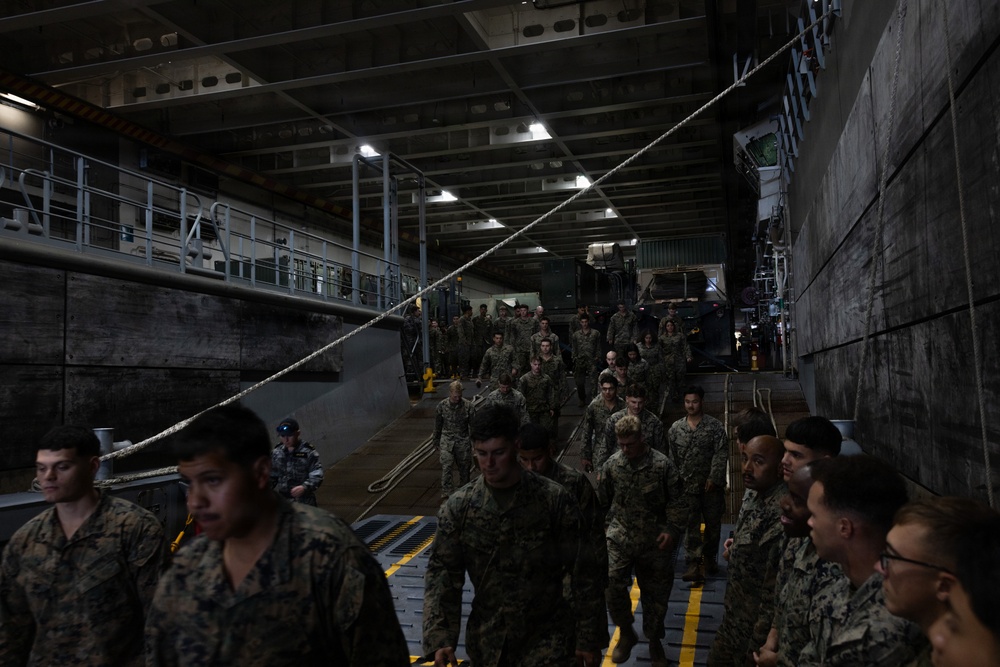 MRF-D Marines receive a welcome brief aboard HMAS Canberra