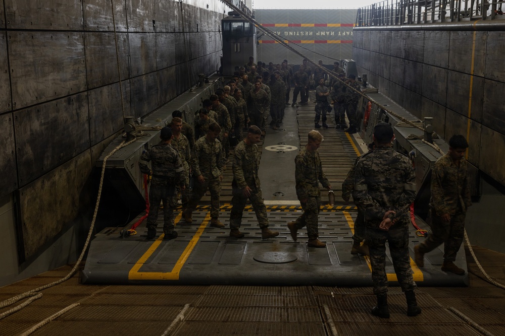 MRF-D Marines receive a welcome brief aboard HMAS Canberra