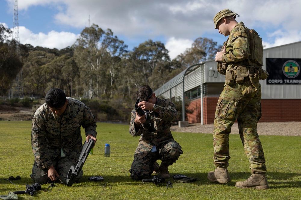 U.S. Marines with 1st LAR complete weapons familiarization class hosted by Australian service members during Coral-Balmoral Cup