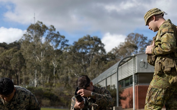 U.S. Marines with 1st LAR complete weapons familiarization class hosted by Australian service members during Coral-Balmoral Cup