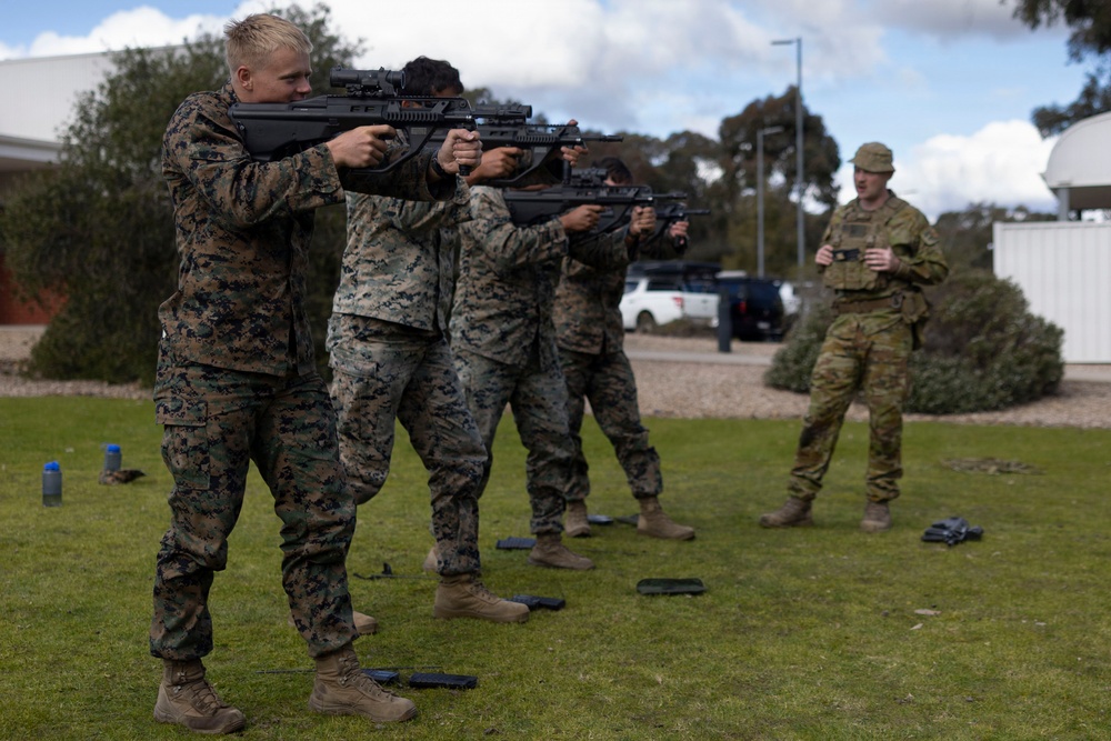 U.S. Marines with 1st LAR complete weapons familiarization class hosted by Australian service members during Coral-Balmoral Cup