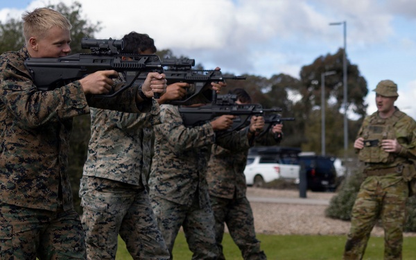 U.S. Marines with 1st LAR complete weapons familiarization class hosted by Australian service members during Coral-Balmoral Cup