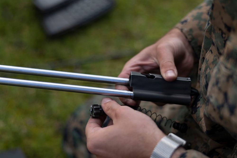 U.S. Marines with 1st LAR complete weapons familiarization class hosted by Australian service members during Coral-Balmoral Cup
