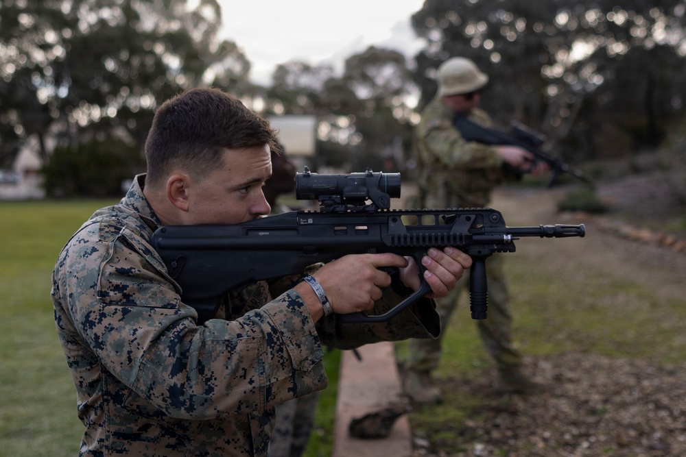 U.S. Marines with 1st LAR complete weapons familiarization class hosted by Australian service members during Coral-Balmoral Cup