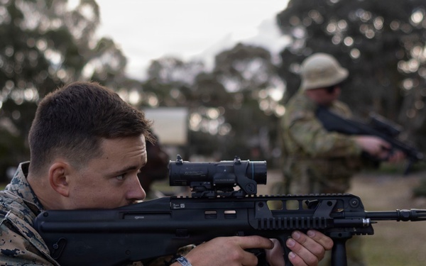 U.S. Marines with 1st LAR complete weapons familiarization class hosted by Australian service members during Coral-Balmoral Cup