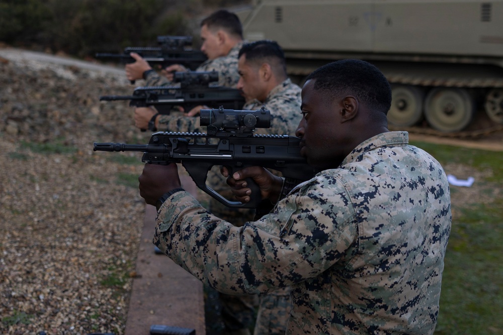 U.S. Marines with 1st LAR complete weapons familiarization class hosted by Australian service members during Coral-Balmoral Cup