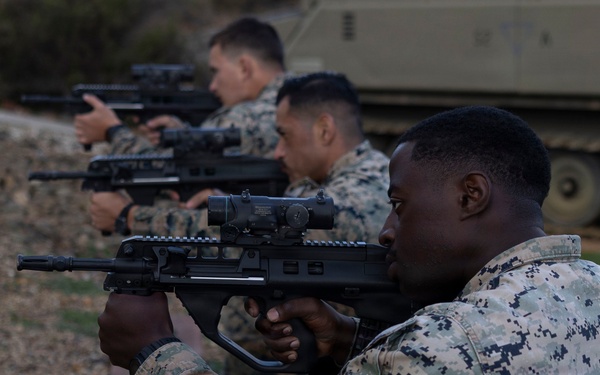 U.S. Marines with 1st LAR complete weapons familiarization class hosted by Australian service members during Coral-Balmoral Cup
