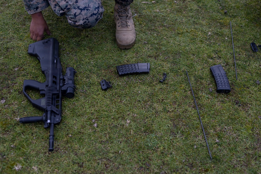 U.S. Marines with 1st LAR complete weapons familiarization class hosted by Australian service members during Coral-Balmoral Cup