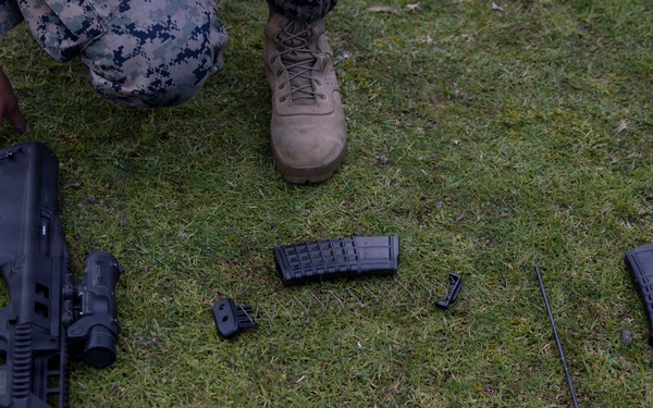 U.S. Marines with 1st LAR complete weapons familiarization class hosted by Australian service members during Coral-Balmoral Cup