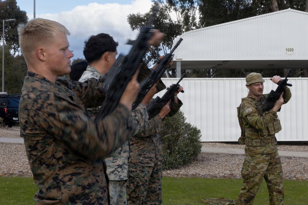 U.S. Marines with 1st LAR complete weapons familiarization class hosted by Australian service members during Coral-Balmoral Cup