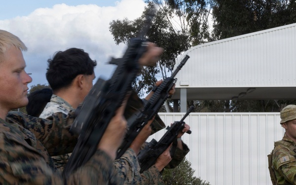U.S. Marines with 1st LAR complete weapons familiarization class hosted by Australian service members during Coral-Balmoral Cup