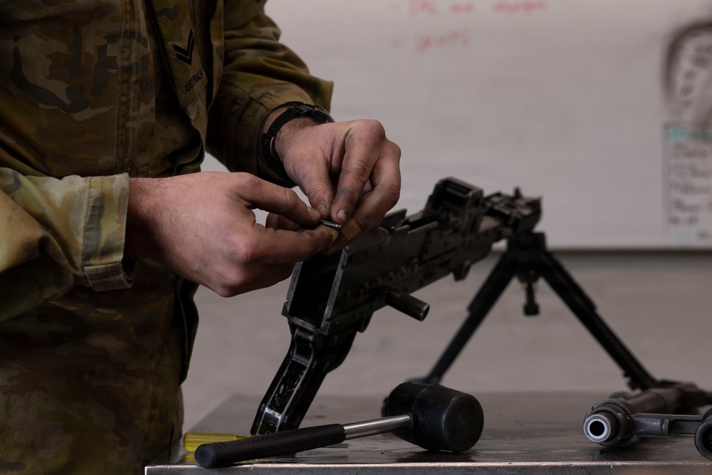 U.S. Marines with 1st LAR complete weapons familiarization class hosted by Australian service members during Coral-Balmoral Cup