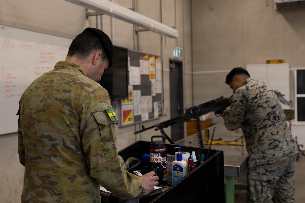 U.S. Marines with 1st LAR complete weapons familiarization class hosted by Australian service members during Coral-Balmoral Cup