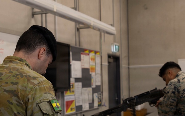 U.S. Marines with 1st LAR complete weapons familiarization class hosted by Australian service members during Coral-Balmoral Cup
