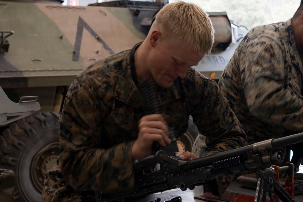 U.S. Marines with 1st LAR complete weapons familiarization class hosted by Australian service members during Coral-Balmoral Cup