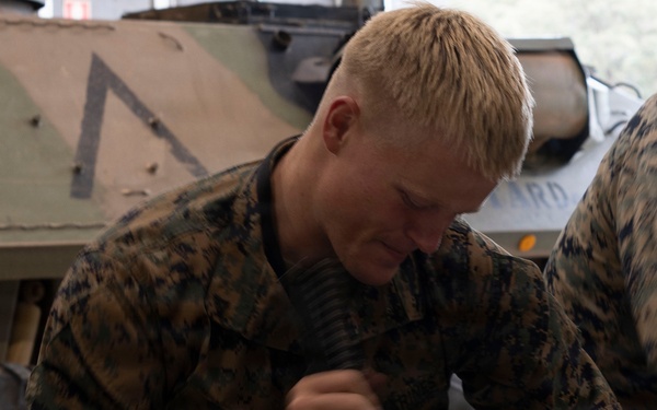 U.S. Marines with 1st LAR complete weapons familiarization class hosted by Australian service members during Coral-Balmoral Cup