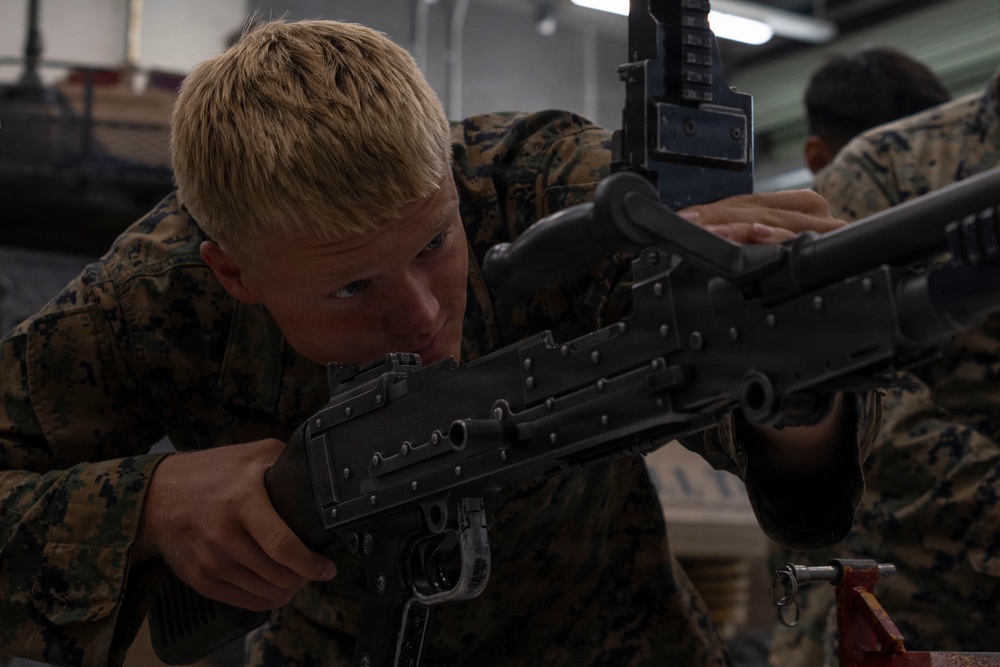 U.S. Marines with 1st LAR complete weapons familiarization class hosted by Australian service members during Coral-Balmoral Cup