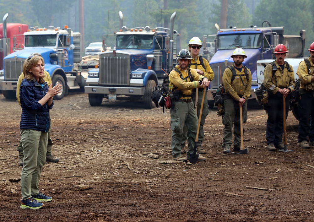 Congresswoman Kim Schrier visits National Guard Soldiers and Airmen at Little Giant Fire