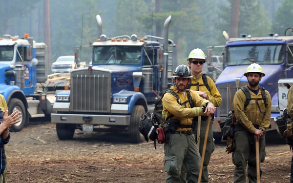 Congresswoman Kim Schrier visits National Guard Soldiers and Airmen at Little Giant Fire