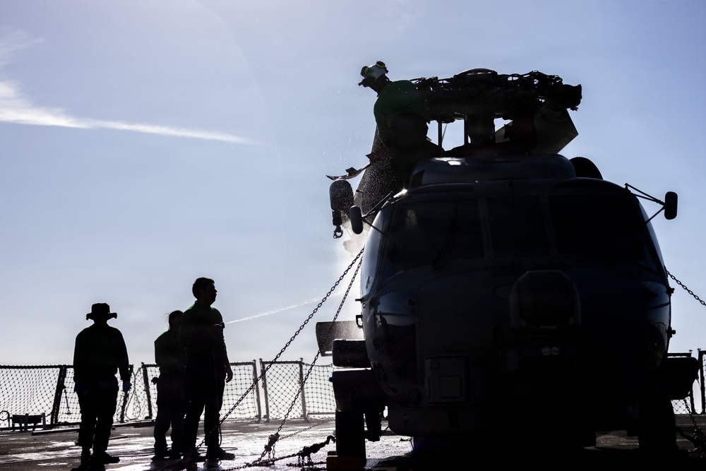 USS Roosevelt (DDG 80) Crew Maintains Readiness