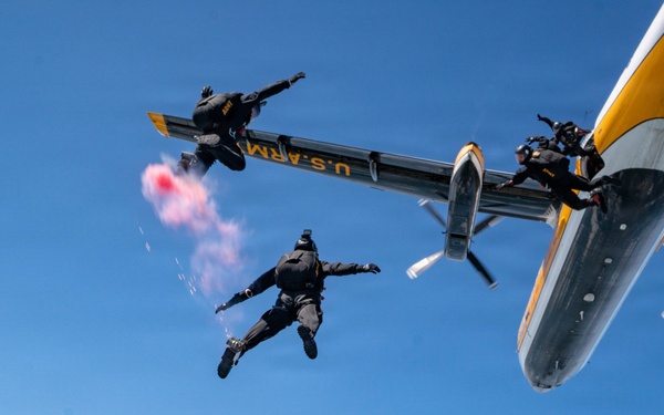 Golden Knights Drop Into the Rochester International Airshow