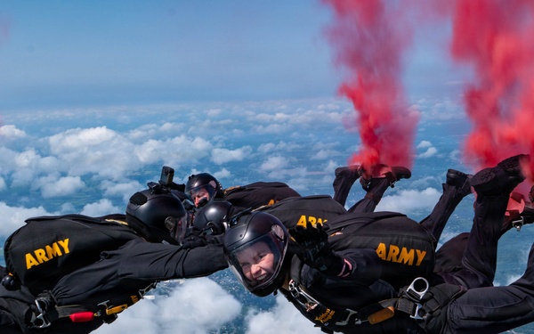 Golden Knights Drop Into the Rochester International Airshow