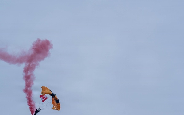 Golden Knights Drop Into the Rochester International Airshow