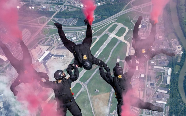 Golden Knights Drop Into the Rochester International Airshow