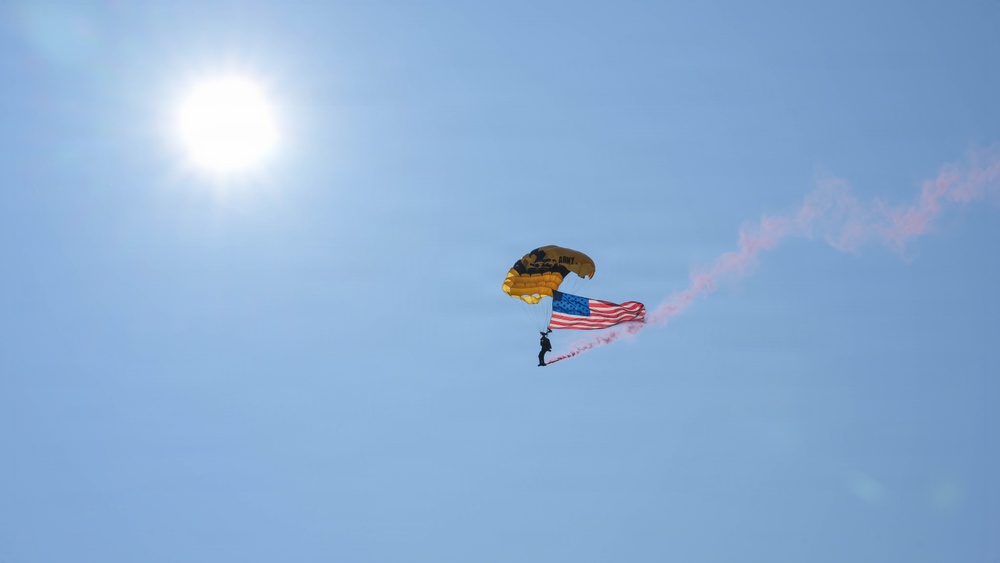 Golden Knights Drop Into the Rochester International Airshow