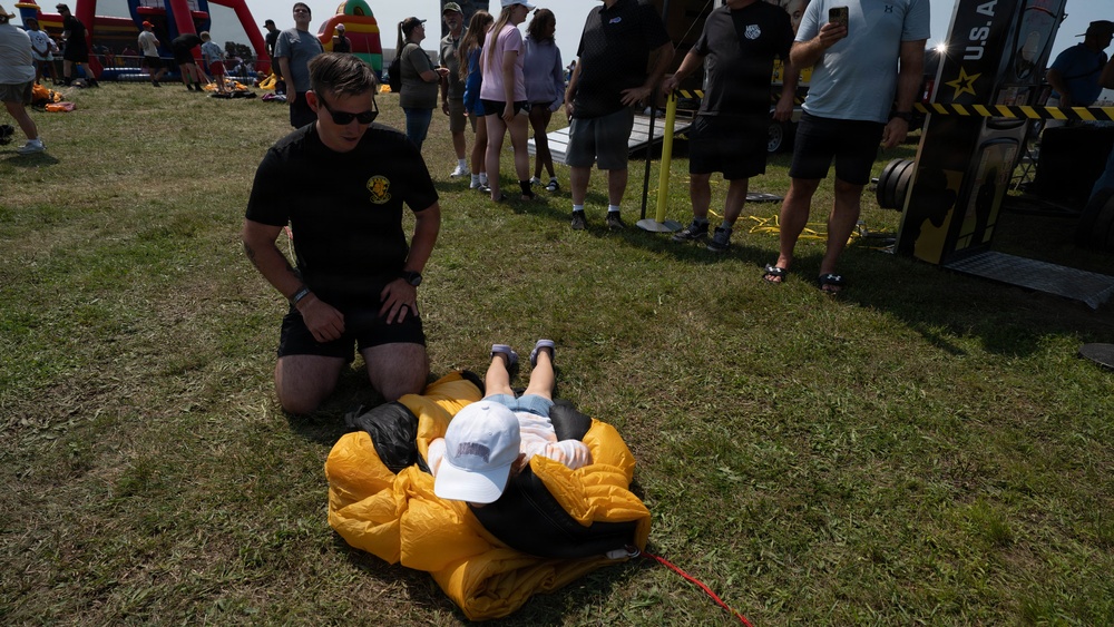 Golden Knights Drop Into the Rochester International Airshow