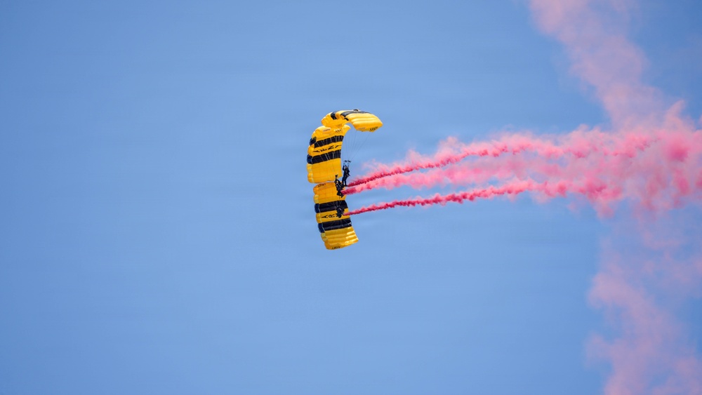 Golden Knights Drop Into the Rochester International Airshow
