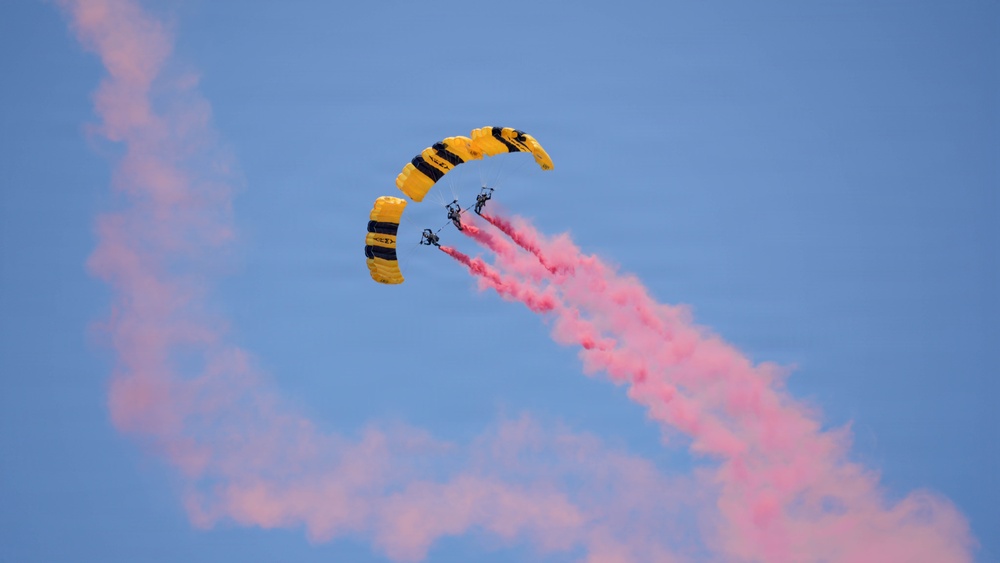 Golden Knights Drop Into the Rochester International Airshow
