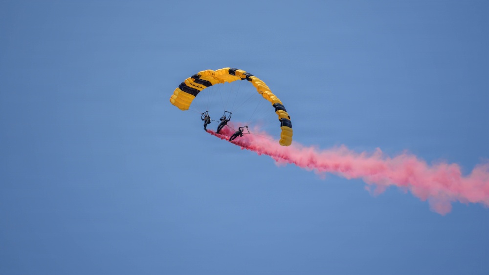 Golden Knights Drop Into the Rochester International Airshow