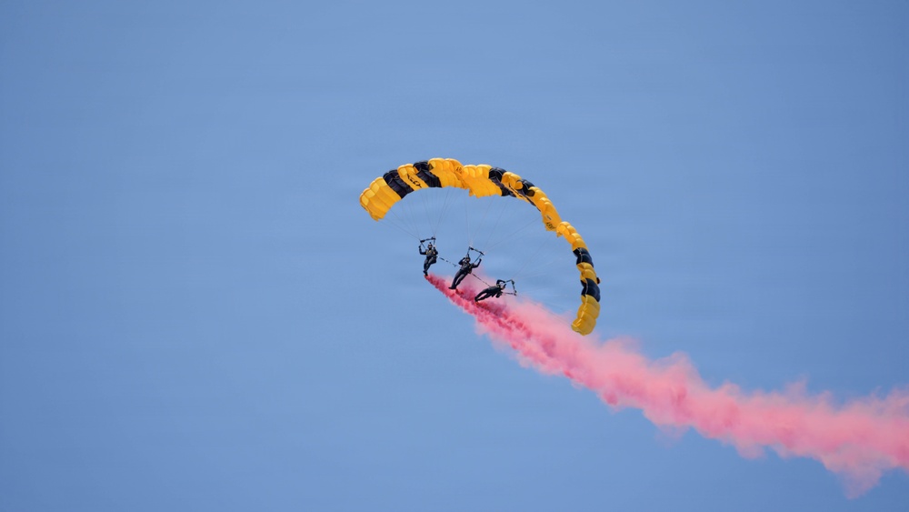 Golden Knights Drop Into the Rochester International Airshow