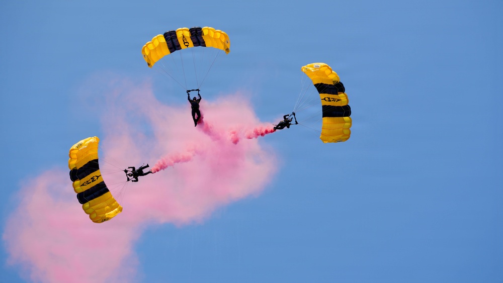 Golden Knights Drop Into the Rochester International Airshow