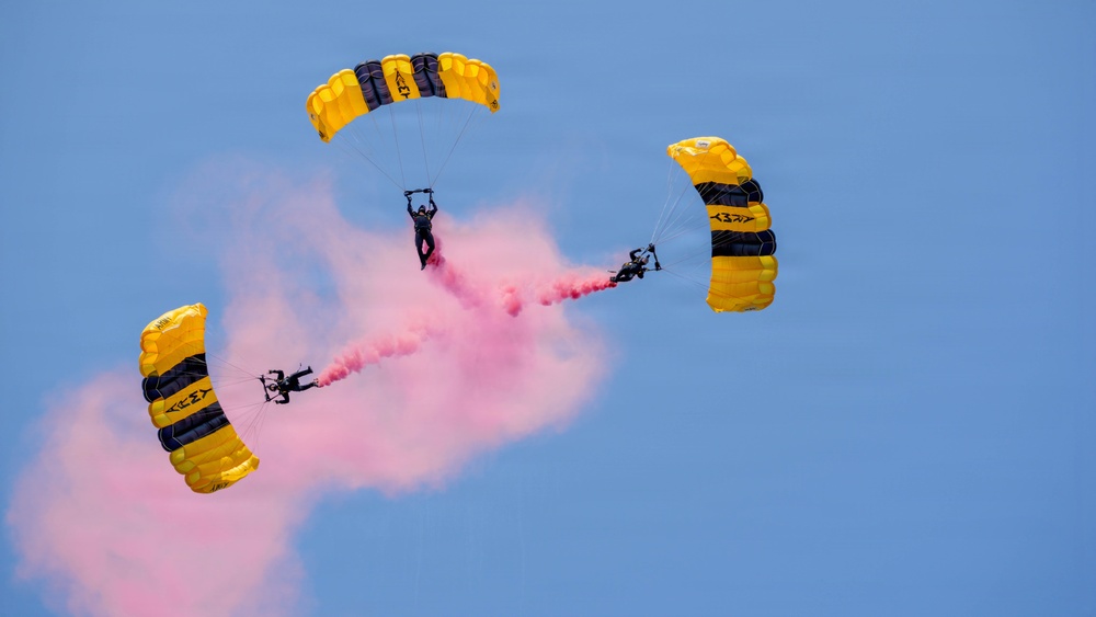 Golden Knights Drop Into the Rochester International Airshow