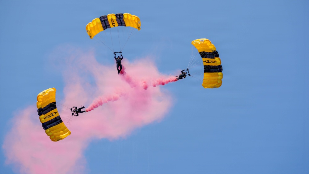 Golden Knights Drop Into the Rochester International Airshow