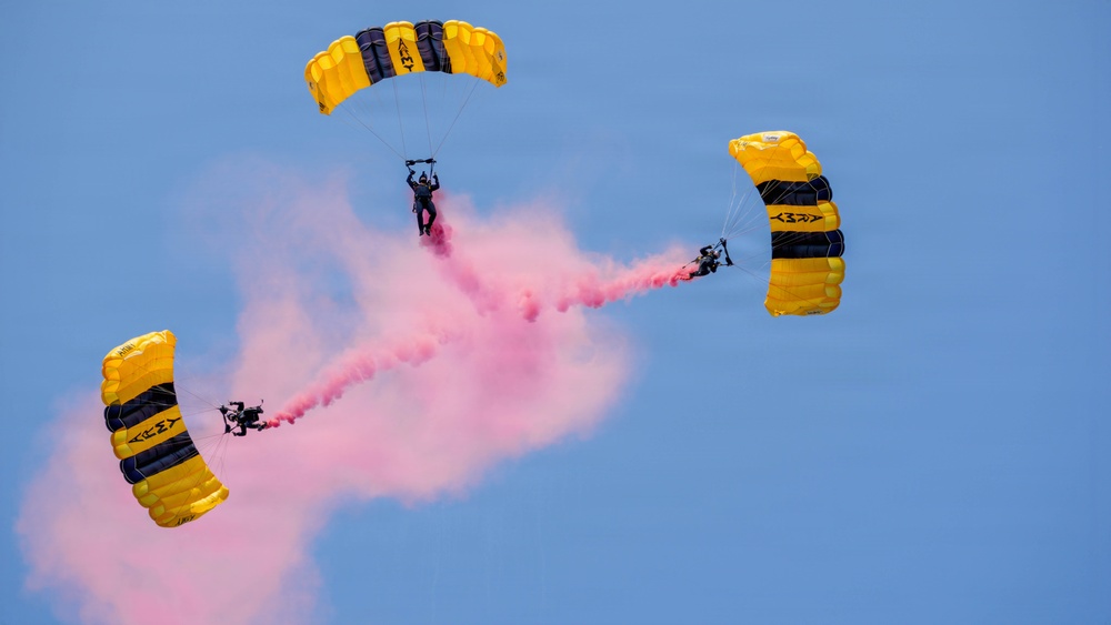 Golden Knights Drop Into the Rochester International Airshow