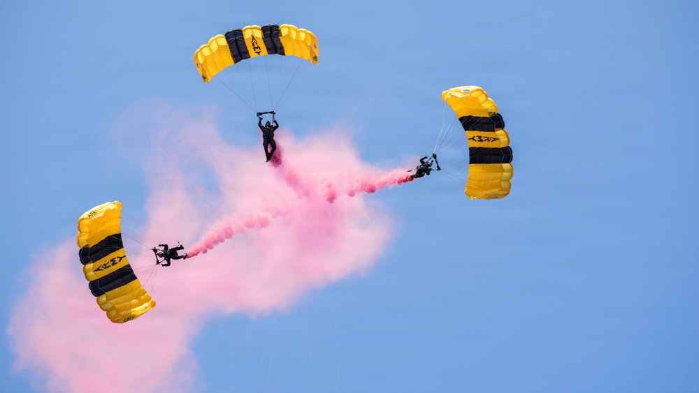 Golden Knights Drop Into the Rochester International Airshow