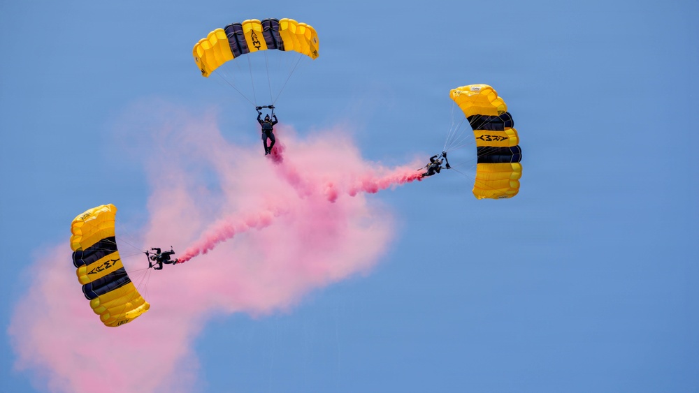 Golden Knights Drop Into the Rochester International Airshow