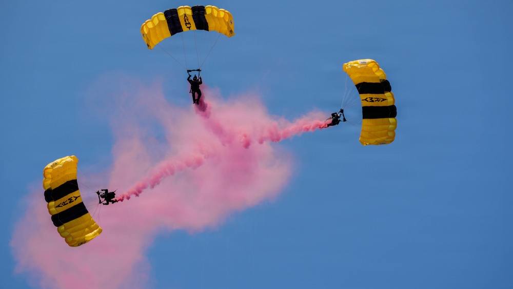 Golden Knights Drop Into the Rochester International Airshow