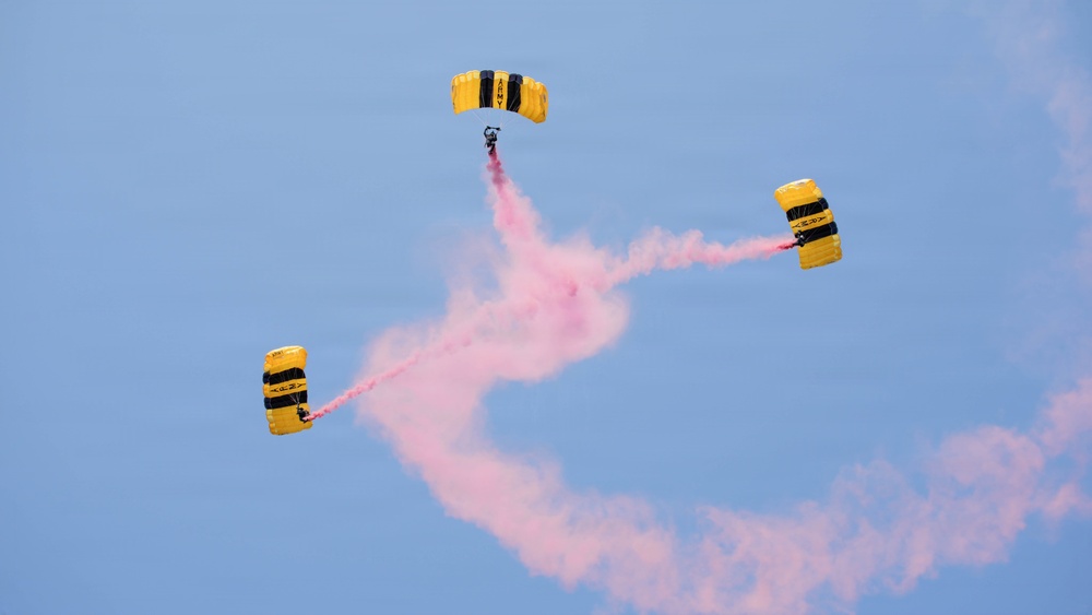 Golden Knights Drop Into the Rochester International Airshow