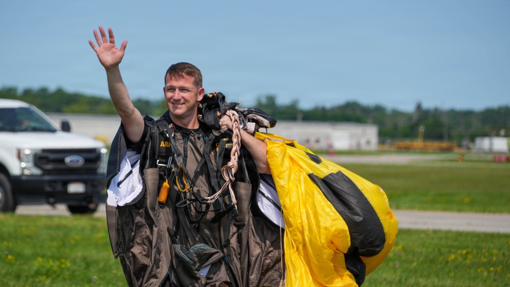 Golden Knights Drop Into the Rochester International Airshow